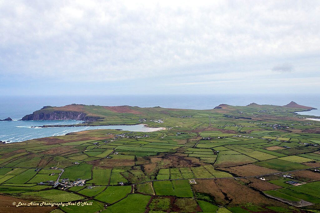 Beautiful landscape view on hillwalking route Loch Shliabh an Iolair - Sliabh an Iolair - Fán