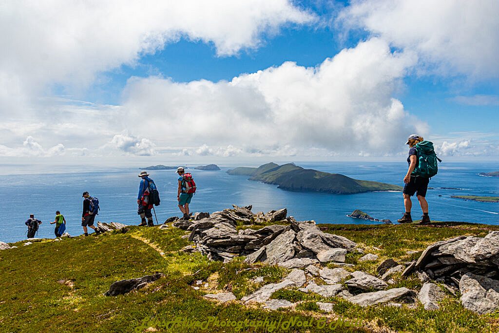 Beautiful landscape view on hillwalking route Loch Shliabh an Iolair - Sliabh an Iolair - Fán